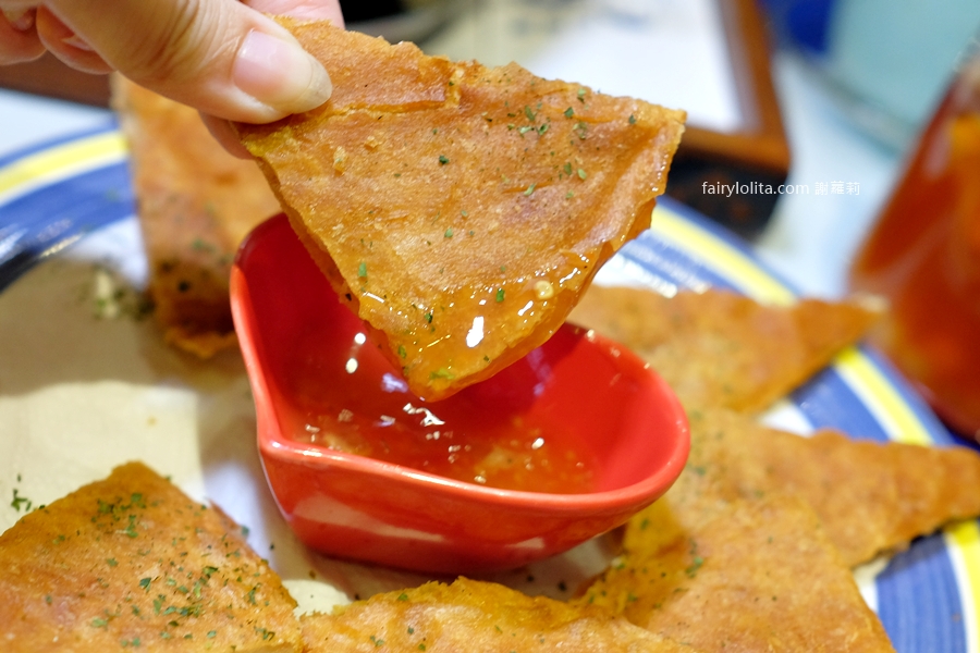 白圍牆地中海景觀咖啡。龍潭私藏祕境地中海小希臘，坐擁百萬夜景還可以遠眺101！ @蹦啾♥謝蘿莉 La vie heureuse