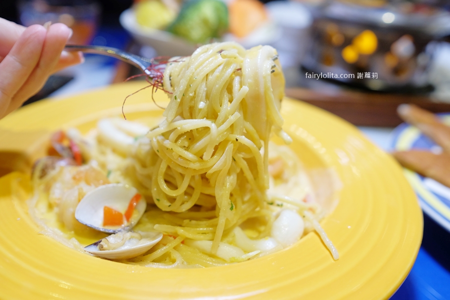 白圍牆地中海景觀咖啡。龍潭私藏祕境地中海小希臘，坐擁百萬夜景還可以遠眺101！ @蹦啾♥謝蘿莉 La vie heureuse