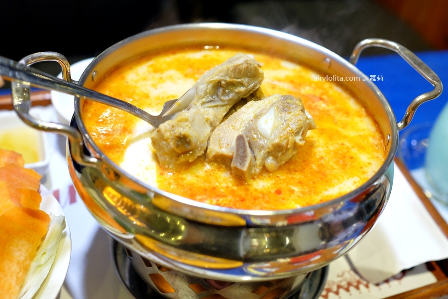 白圍牆地中海景觀咖啡。龍潭私藏祕境地中海小希臘，坐擁百萬夜景還可以遠眺101！ @蹦啾♥謝蘿莉 La vie heureuse