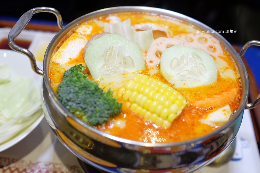 白圍牆地中海景觀咖啡。龍潭私藏祕境地中海小希臘，坐擁百萬夜景還可以遠眺101！ @蹦啾♥謝蘿莉 La vie heureuse