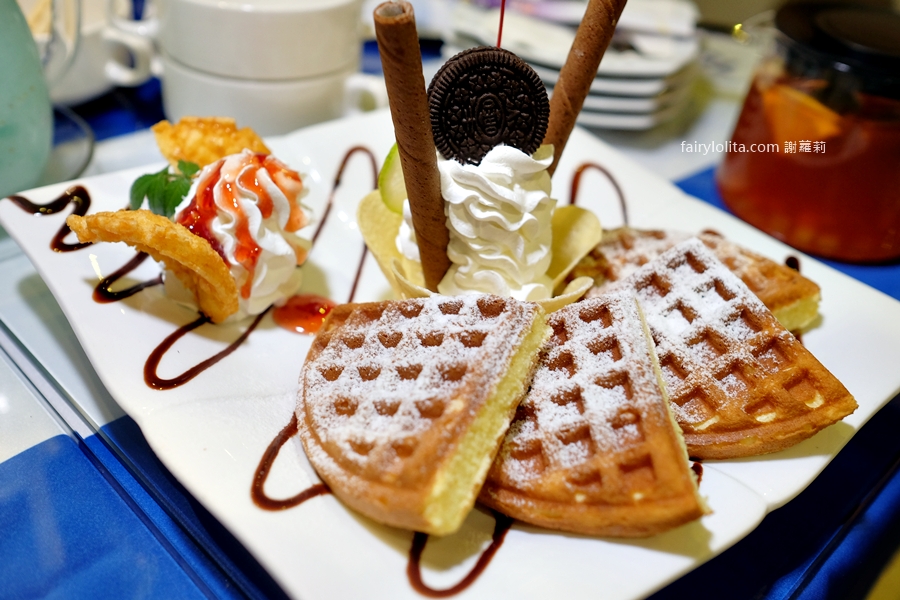 白圍牆地中海景觀咖啡。龍潭私藏祕境地中海小希臘，坐擁百萬夜景還可以遠眺101！ @蹦啾♥謝蘿莉 La vie heureuse