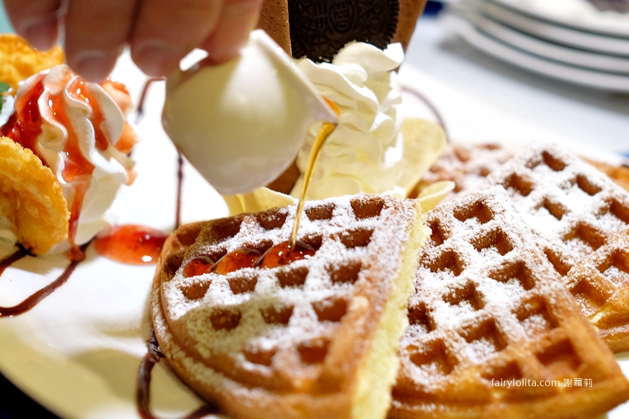 白圍牆地中海景觀咖啡。龍潭私藏祕境地中海小希臘，坐擁百萬夜景還可以遠眺101！ @蹦啾♥謝蘿莉 La vie heureuse