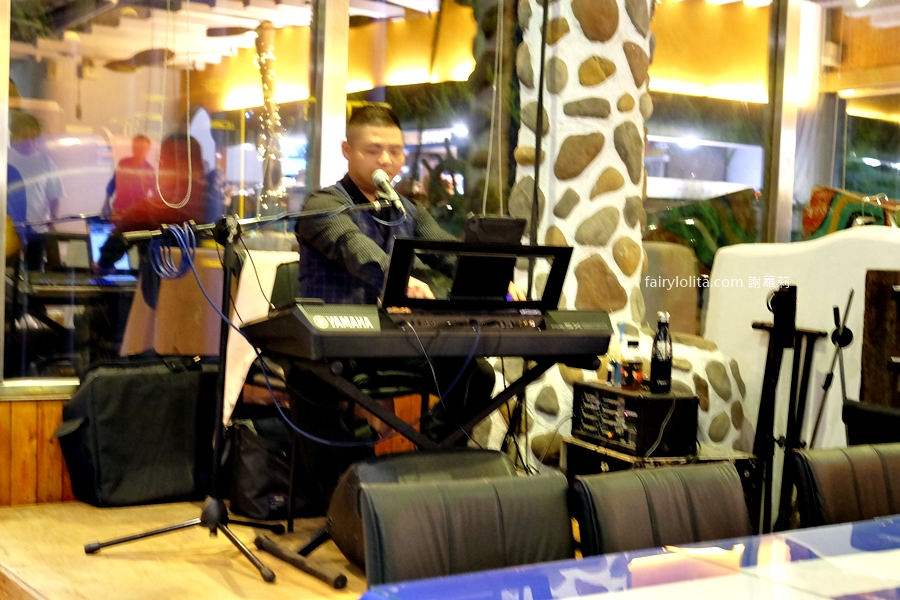 白圍牆地中海景觀咖啡。龍潭私藏祕境地中海小希臘，坐擁百萬夜景還可以遠眺101！ @蹦啾♥謝蘿莉 La vie heureuse