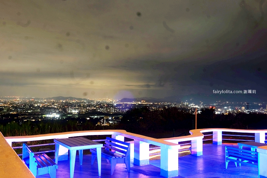 白圍牆地中海景觀咖啡。龍潭私藏祕境地中海小希臘，坐擁百萬夜景還可以遠眺101！ @蹦啾♥謝蘿莉 La vie heureuse