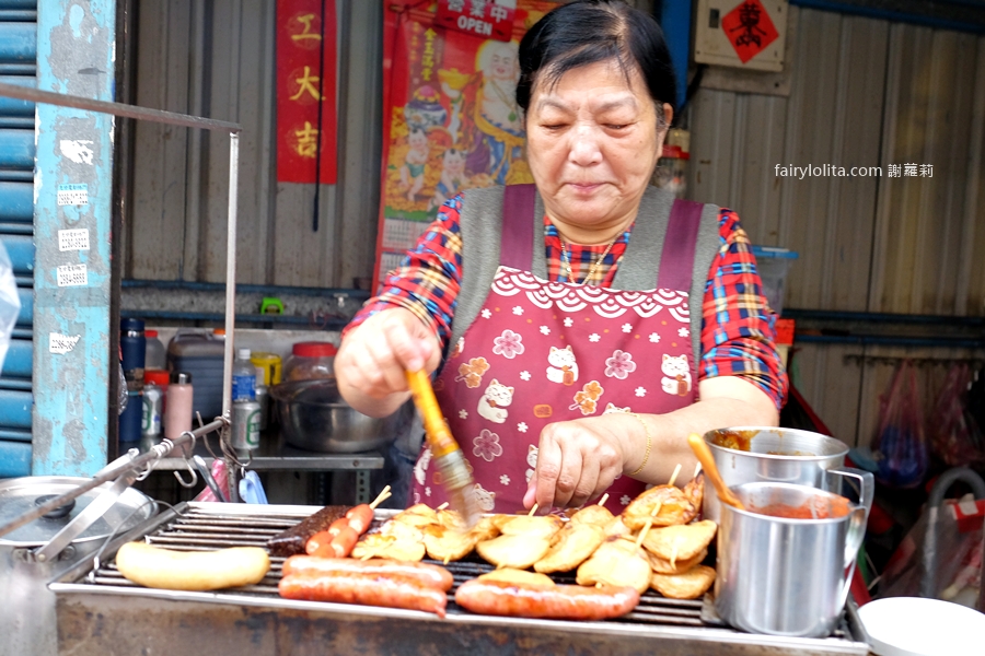 阿菊炭烤香腸攤。限時3.5小時狂搶!鐵皮屋傳奇阿婆烤香腸地點終於曝光! @蹦啾♥謝蘿莉 La vie heureuse 阿菊炭烤香腸攤。限時3.5小時狂搶!鐵皮屋傳奇阿婆烤香腸地點終於曝光! @蹦啾♥謝蘿莉 La vie heureuse