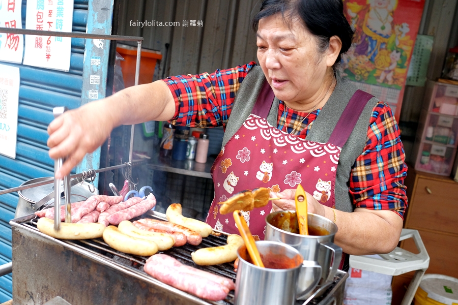 阿菊炭烤香腸攤。限時3.5小時狂搶!鐵皮屋傳奇阿婆烤香腸地點終於曝光! 阿菊炭烤香腸攤。限時3.5小時狂搶!鐵皮屋傳奇阿婆烤香腸地點終於曝光!