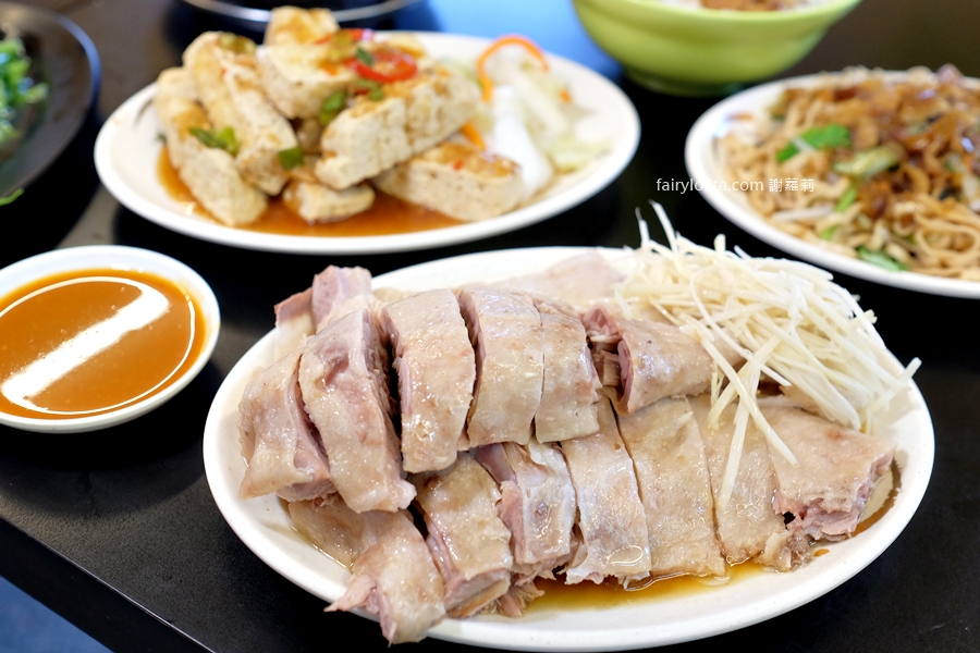 三元鵝肉小吃。爽嗑超頂鵝腿肉＋脆皮臭豆腐超酥！在地人激推隱藏版組合！ @蹦啾♥謝蘿莉 La vie heureuse