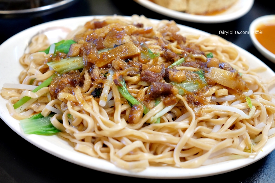 三元鵝肉小吃。爽嗑超頂鵝腿肉＋脆皮臭豆腐超酥！在地人激推隱藏版組合！ @蹦啾♥謝蘿莉 La vie heureuse