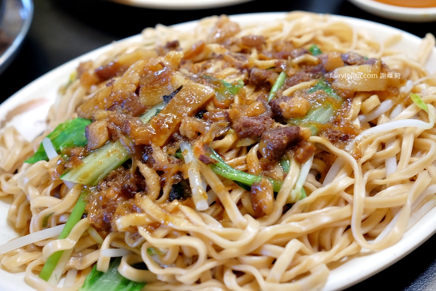 三元鵝肉小吃。爽嗑超頂鵝腿肉＋脆皮臭豆腐超酥！在地人激推隱藏版組合！ @蹦啾♥謝蘿莉 La vie heureuse