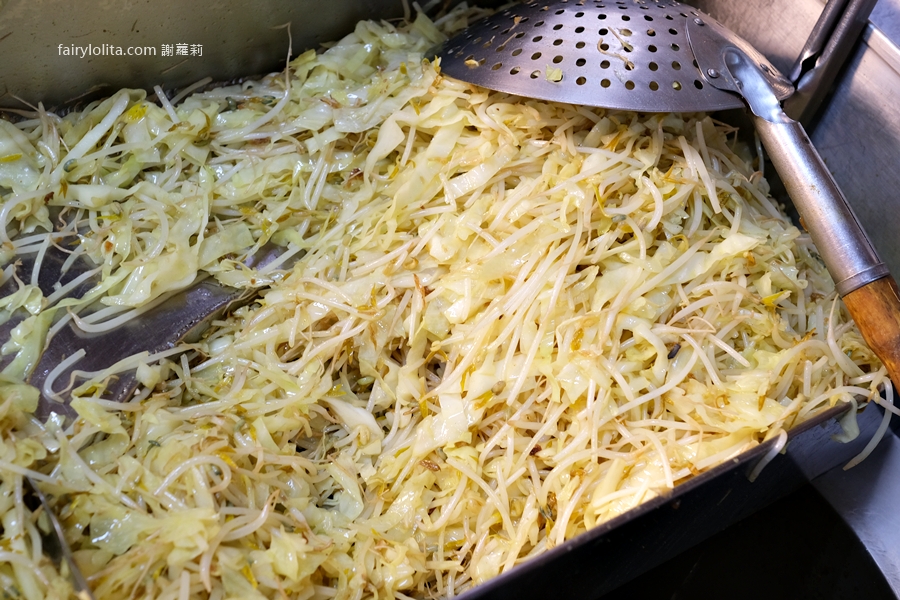 原粹9號現做潤餅。嗜辣控注意！55元超巨潤餅雙辣登場，8種餡料爽度爆表！ @蹦啾♥謝蘿莉 La vie heureuse