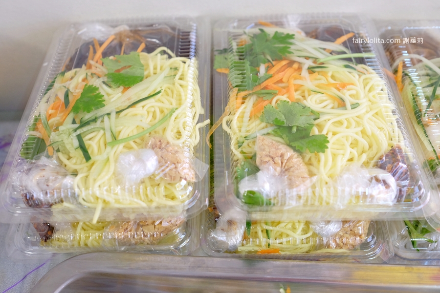 惠發便當。滿到蓋不起來！烤鴨便當100元起、每天狂售幾百顆！ @蹦啾♥謝蘿莉 La vie heureuse