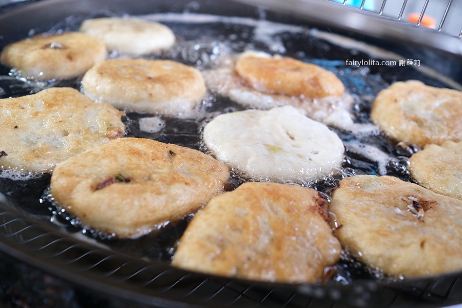 發財車餡餅。新竹最難買餡餅?隱藏版超低調鐵皮屋只賣 4 小時,咬下去竟然直接爆汁! @蹦啾♥謝蘿莉 La vie heureuse 發財車餡餅。新竹最難買餡餅?隱藏版超低調鐵皮屋只賣 4 小時,咬下去竟然直接爆汁! @蹦啾♥謝蘿莉 La vie heureuse