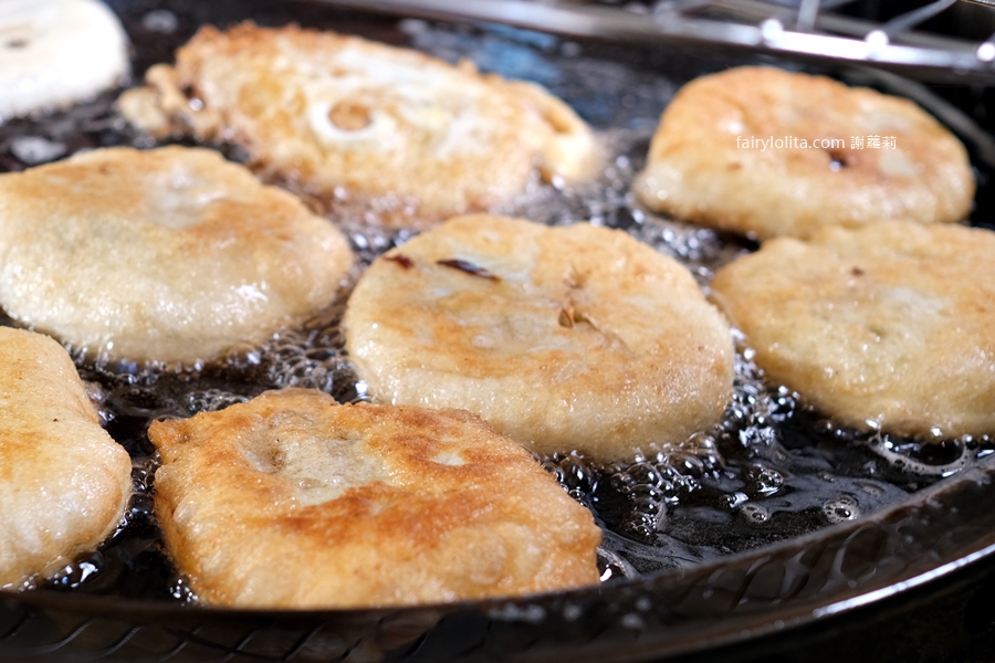 發財車餡餅。新竹最難買餡餅?隱藏版超低調鐵皮屋只賣 4 小時,咬下去竟然直接爆汁! @蹦啾♥謝蘿莉 La vie heureuse 發財車餡餅。新竹最難買餡餅?隱藏版超低調鐵皮屋只賣 4 小時,咬下去竟然直接爆汁! @蹦啾♥謝蘿莉 La vie heureuse