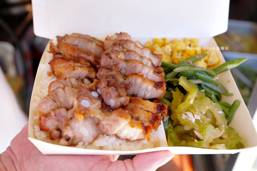 惠發便當。滿到蓋不起來！烤鴨便當100元起、每天狂售幾百顆！ @蹦啾♥謝蘿莉 La vie heureuse