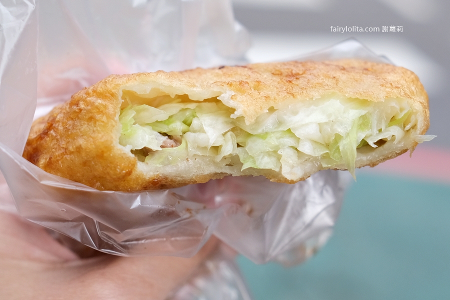 發財車餡餅。新竹最難買餡餅?隱藏版超低調鐵皮屋只賣 4 小時,咬下去竟然直接爆汁! @蹦啾♥謝蘿莉 La vie heureuse 發財車餡餅。新竹最難買餡餅?隱藏版超低調鐵皮屋只賣 4 小時,咬下去竟然直接爆汁! @蹦啾♥謝蘿莉 La vie heureuse