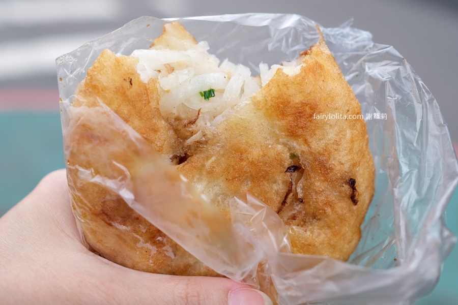 發財車餡餅。新竹最難買餡餅?隱藏版超低調鐵皮屋只賣 4 小時,咬下去竟然直接爆汁! @蹦啾♥謝蘿莉 La vie heureuse 發財車餡餅。新竹最難買餡餅?隱藏版超低調鐵皮屋只賣 4 小時,咬下去竟然直接爆汁! @蹦啾♥謝蘿莉 La vie heureuse