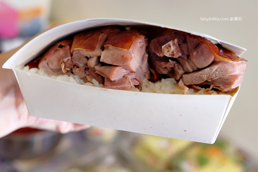 惠發便當。滿到蓋不起來！烤鴨便當100元起、每天狂售幾百顆！ @蹦啾♥謝蘿莉 La vie heureuse