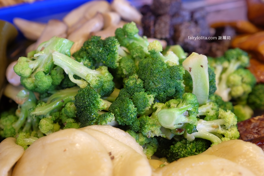 追蕾醬香黑鴨（中壢火車站）。吃過一次回不去！真的狂爽～四川滷味一口下去直接上癮！ @蹦啾♥謝蘿莉 La vie heureuse