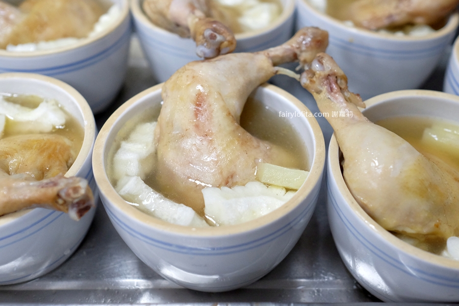 阿發燉湯。網友暴動！巨無霸大雞腿雞湯80元，10+湯頭多到選不完！ @蹦啾♥謝蘿莉 La vie heureuse