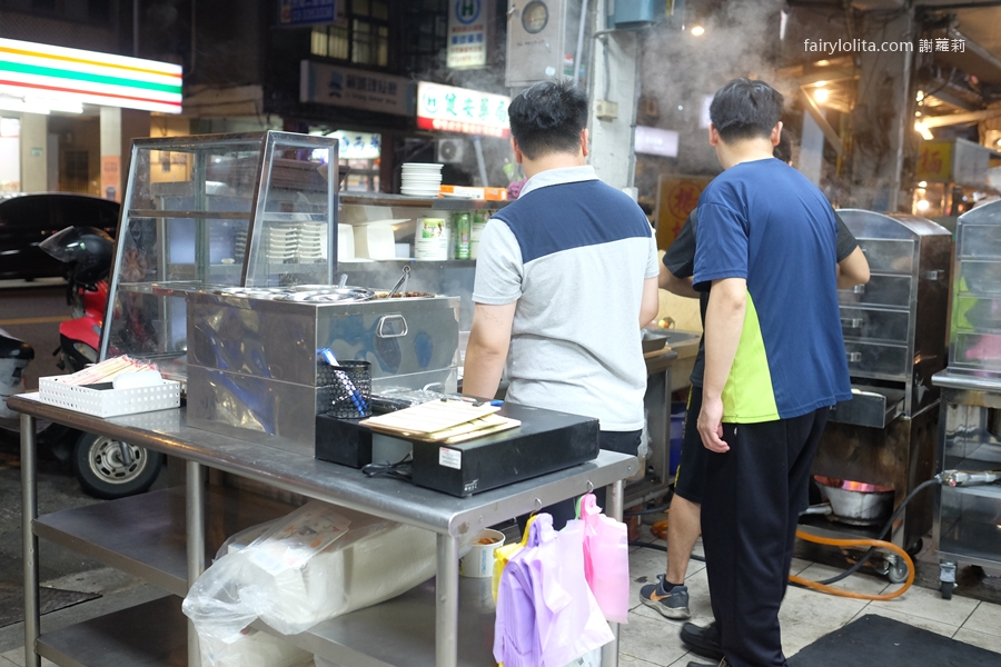 阿發燉湯。網友暴動！巨無霸大雞腿雞湯80元，10+湯頭多到選不完！ @蹦啾♥謝蘿莉 La vie heureuse