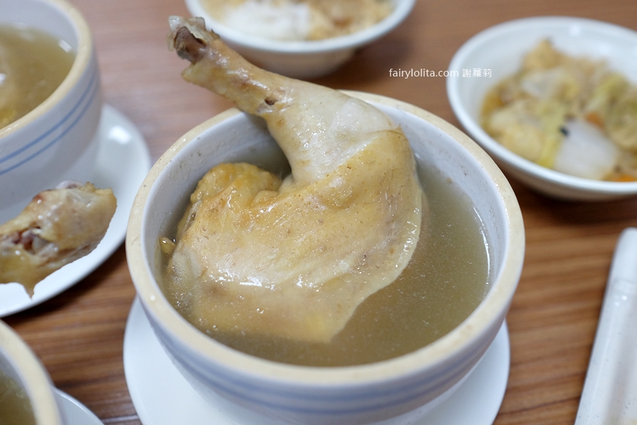 阿發燉湯。網友暴動！巨無霸大雞腿雞湯80元，10+湯頭多到選不完！ @蹦啾♥謝蘿莉 La vie heureuse