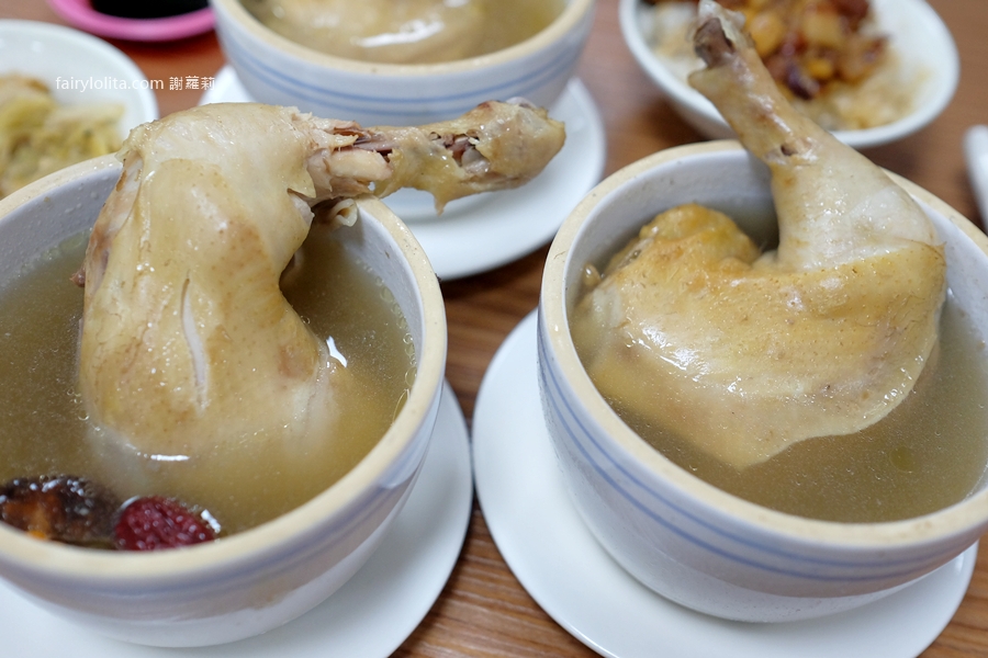 阿發燉湯。網友暴動！巨無霸大雞腿雞湯80元，10+湯頭多到選不完！ @蹦啾♥謝蘿莉 La vie heureuse