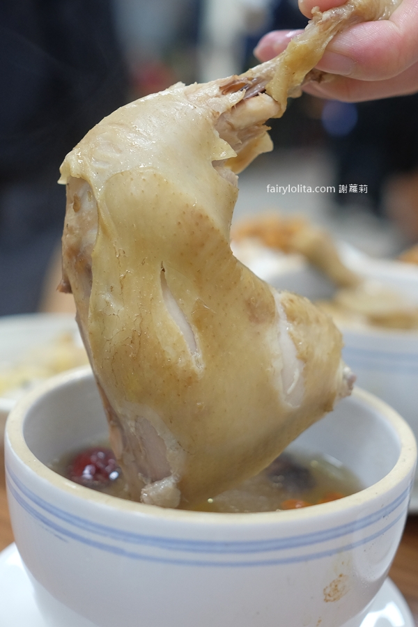 阿發燉湯。網友暴動！巨無霸大雞腿雞湯80元，10+湯頭多到選不完！ @蹦啾♥謝蘿莉 La vie heureuse