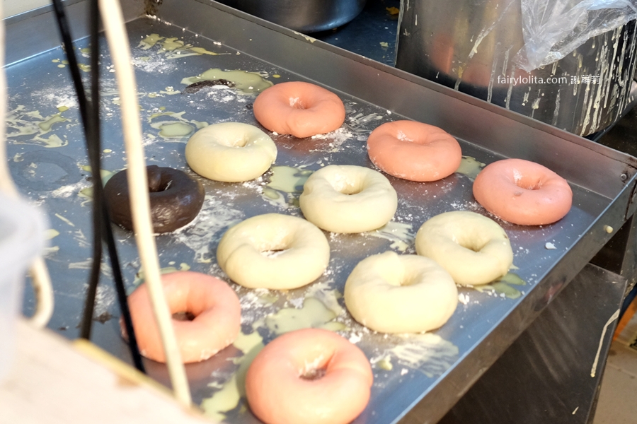 大友鮮乳甜甜圈。彩色控暴動！5 種顏值爆表的繽紛脆皮甜甜圈一次開箱！ @蹦啾&hearts;謝蘿莉 La vie heureuse