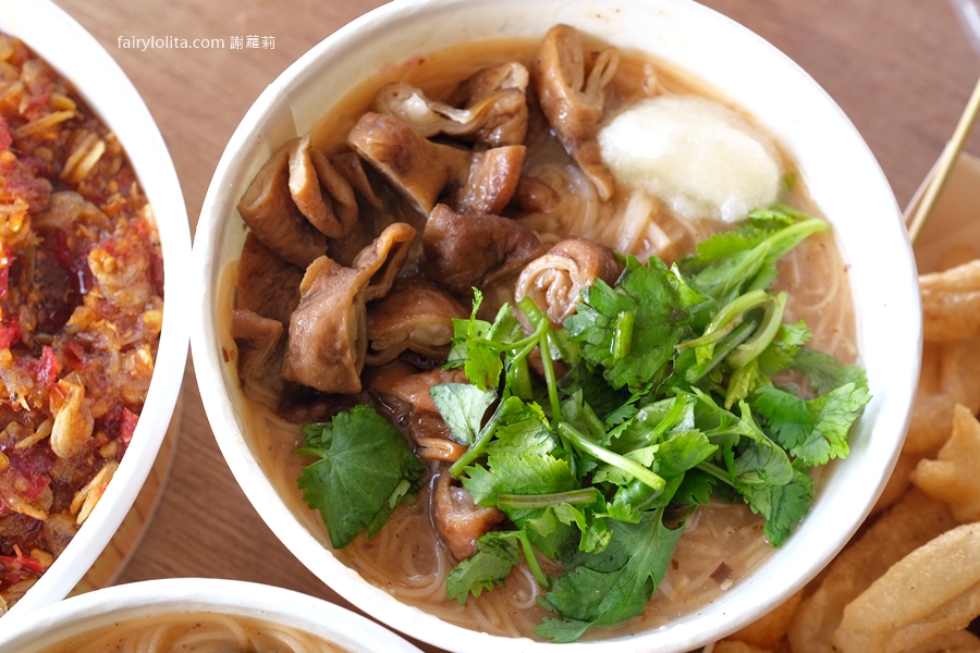 麥庭麵線勇。路邊一台車，直接打爆所有名店！神祕發財車的麵線＋臭豆腐，誇張到不合理！ @蹦啾&hearts;謝蘿莉 La vie heureuse