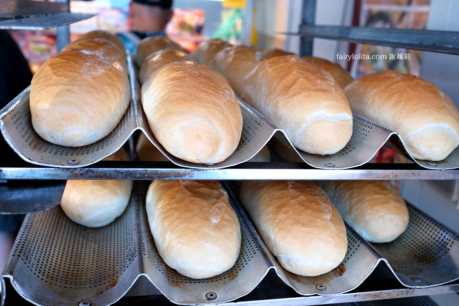 阿鸞手工法國麵包。滿滿酥香、爆餡蓋不住！這家越南麵包真的有夠狂！ @蹦啾♥謝蘿莉 La vie heureuse