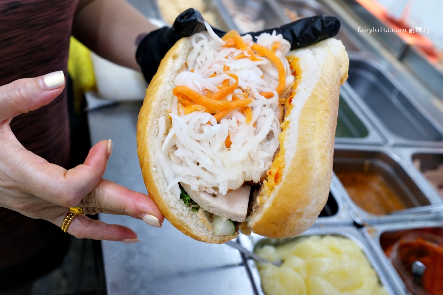 阿鸞手工法國麵包。滿滿酥香、爆餡蓋不住！這家越南麵包真的有夠狂！ @蹦啾♥謝蘿莉 La vie heureuse