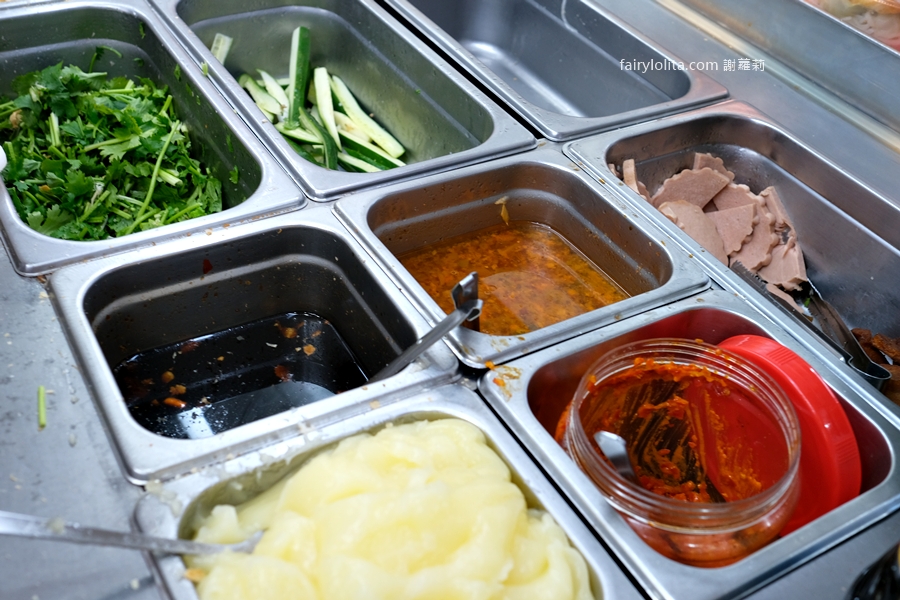 阿鸞手工法國麵包。滿滿酥香、爆餡蓋不住！這家越南麵包真的有夠狂！ @蹦啾♥謝蘿莉 La vie heureuse