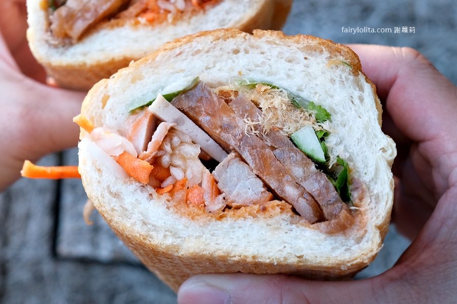 阿鸞手工法國麵包。滿滿酥香、爆餡蓋不住！這家越南麵包真的有夠狂！ @蹦啾♥謝蘿莉 La vie heureuse