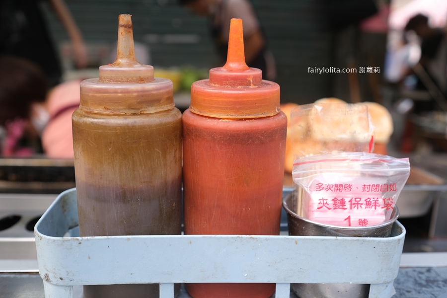 無名鍋貼水煎包。大顆到會噴餡!景美夜市50年神級水煎包,我後悔現在才吃到! @蹦啾♥謝蘿莉 La vie heureuse 無名鍋貼水煎包。大顆到會噴餡!景美夜市50年神級水煎包,我後悔現在才吃到! @蹦啾♥謝蘿莉 La vie heureuse