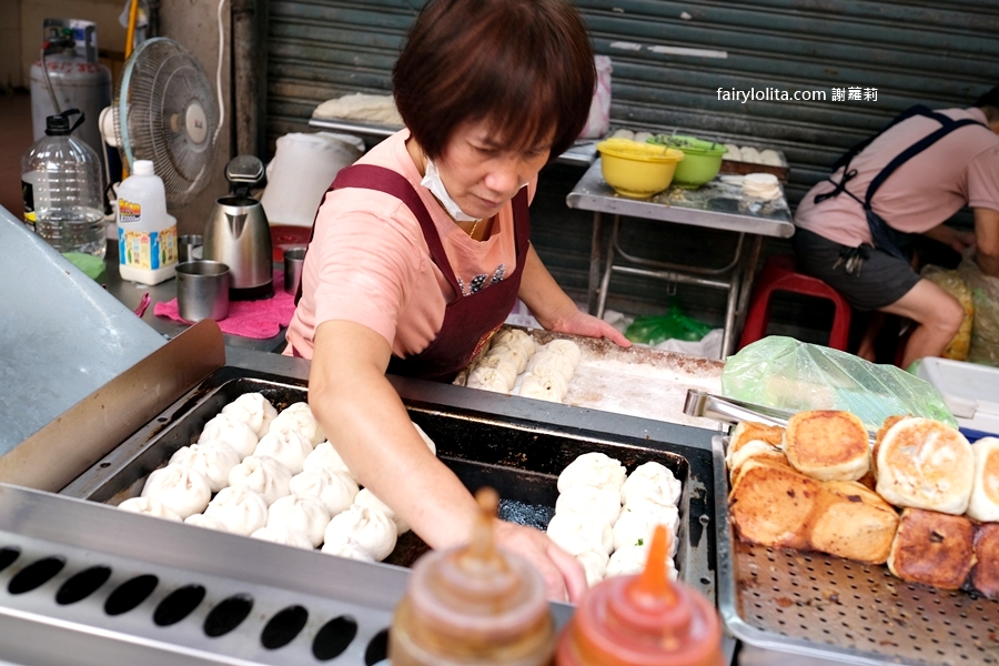 無名鍋貼水煎包。大顆到會噴餡!景美夜市50年神級水煎包,我後悔現在才吃到! 無名鍋貼水煎包。大顆到會噴餡!景美夜市50年神級水煎包,我後悔現在才吃到!