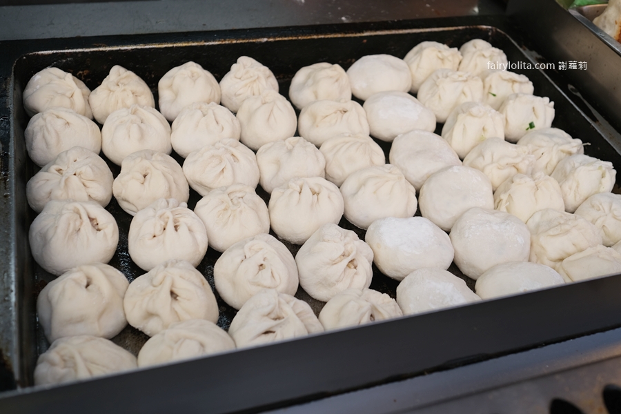 無名鍋貼水煎包。大顆到會噴餡!景美夜市50年神級水煎包,我後悔現在才吃到! @蹦啾♥謝蘿莉 La vie heureuse 無名鍋貼水煎包。大顆到會噴餡!景美夜市50年神級水煎包,我後悔現在才吃到! @蹦啾♥謝蘿莉 La vie heureuse