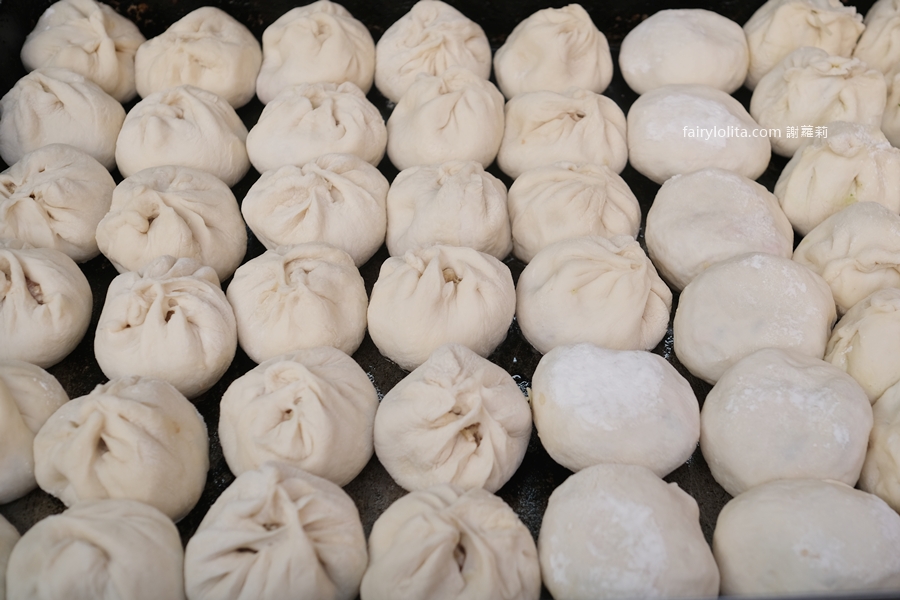 無名鍋貼水煎包。大顆到會噴餡!景美夜市50年神級水煎包,我後悔現在才吃到! @蹦啾♥謝蘿莉 La vie heureuse 無名鍋貼水煎包。大顆到會噴餡!景美夜市50年神級水煎包,我後悔現在才吃到! @蹦啾♥謝蘿莉 La vie heureuse