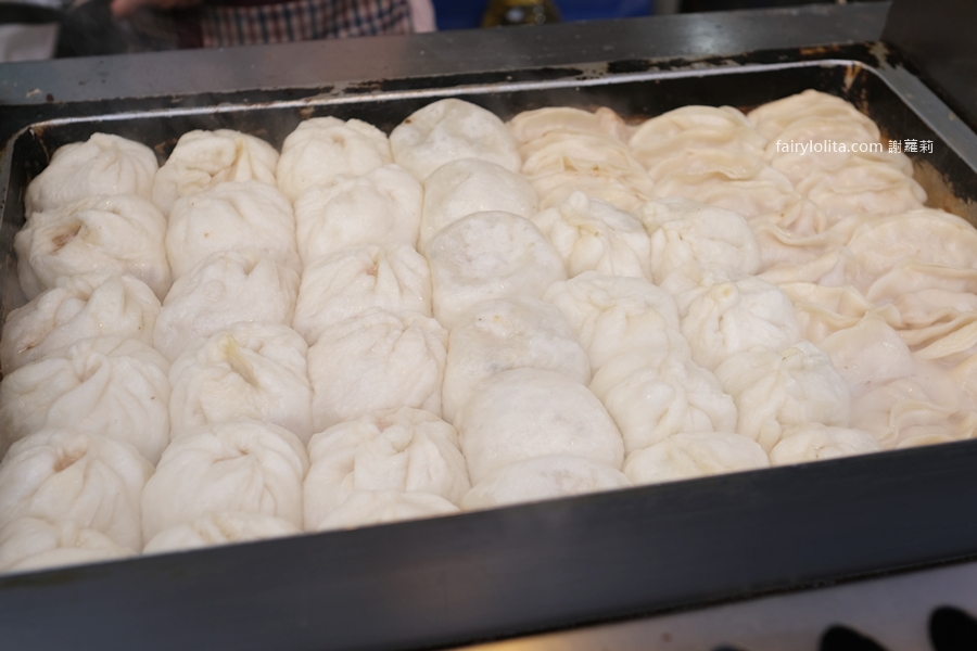 無名鍋貼水煎包。大顆到會噴餡!景美夜市50年神級水煎包,我後悔現在才吃到! @蹦啾♥謝蘿莉 La vie heureuse 無名鍋貼水煎包。大顆到會噴餡!景美夜市50年神級水煎包,我後悔現在才吃到! @蹦啾♥謝蘿莉 La vie heureuse