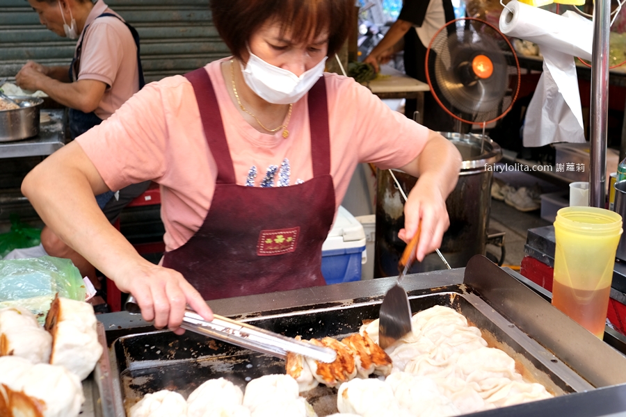 無名鍋貼水煎包。大顆到會噴餡！景美夜市50年神級水煎包，我後悔現在才吃到！ @蹦啾♥謝蘿莉 La vie heureuse