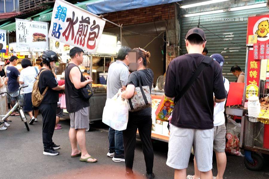 無名鍋貼水煎包。大顆到會噴餡!景美夜市50年神級水煎包,我後悔現在才吃到! @蹦啾♥謝蘿莉 La vie heureuse 無名鍋貼水煎包。大顆到會噴餡!景美夜市50年神級水煎包,我後悔現在才吃到! @蹦啾♥謝蘿莉 La vie heureuse