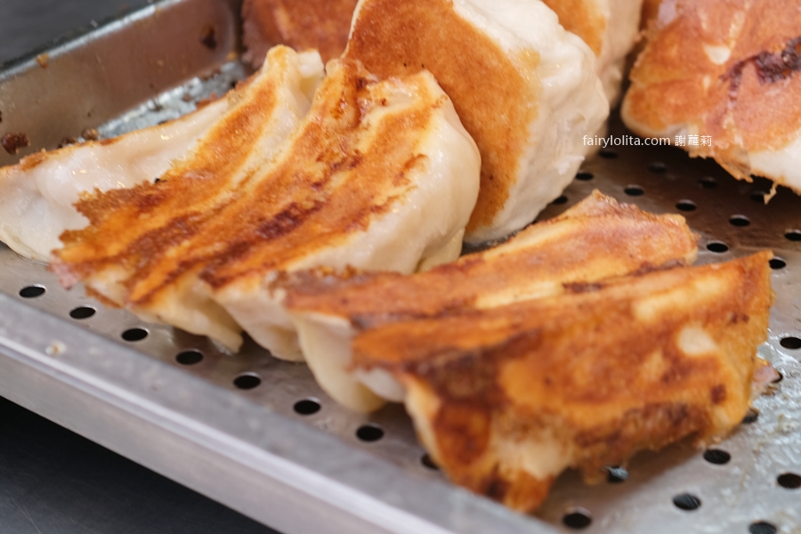 無名鍋貼水煎包。大顆到會噴餡!景美夜市50年神級水煎包,我後悔現在才吃到! @蹦啾♥謝蘿莉 La vie heureuse 無名鍋貼水煎包。大顆到會噴餡!景美夜市50年神級水煎包,我後悔現在才吃到! @蹦啾♥謝蘿莉 La vie heureuse