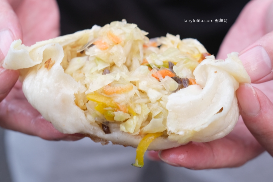 無名鍋貼水煎包。大顆到會噴餡!景美夜市50年神級水煎包,我後悔現在才吃到! @蹦啾♥謝蘿莉 La vie heureuse 無名鍋貼水煎包。大顆到會噴餡!景美夜市50年神級水煎包,我後悔現在才吃到! @蹦啾♥謝蘿莉 La vie heureuse