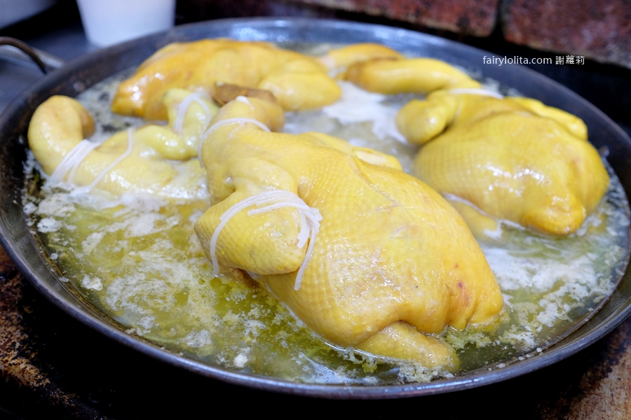 彭富貴雞湯米粉。這鍋湯真的神！50隻土雞熬出奶白奇蹟，現場人潮大失控！ @蹦啾♥謝蘿莉 La vie heureuse