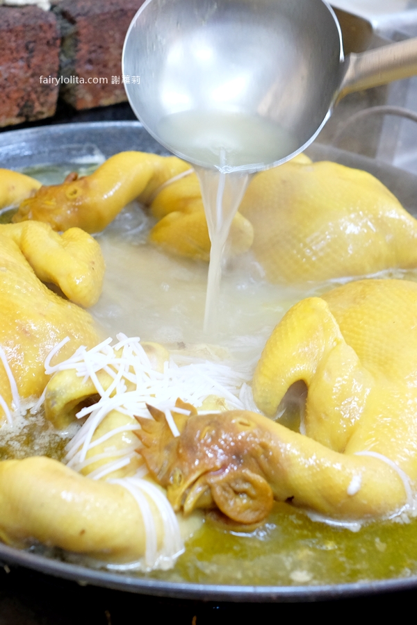 彭富貴雞湯米粉。這鍋湯真的神！50隻土雞熬出奶白奇蹟，現場人潮大失控！ @蹦啾♥謝蘿莉 La vie heureuse