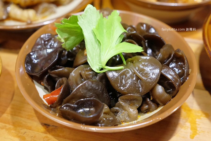 彭富貴雞湯米粉。這鍋湯真的神！50隻土雞熬出奶白奇蹟，現場人潮大失控！ @蹦啾♥謝蘿莉 La vie heureuse