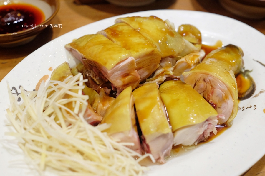 彭富貴雞湯米粉。這鍋湯真的神！50隻土雞熬出奶白奇蹟，現場人潮大失控！ @蹦啾♥謝蘿莉 La vie heureuse