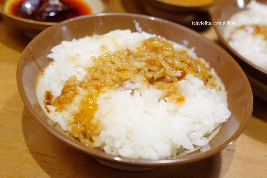 彭富貴雞湯米粉。這鍋湯真的神！50隻土雞熬出奶白奇蹟，現場人潮大失控！ @蹦啾♥謝蘿莉 La vie heureuse