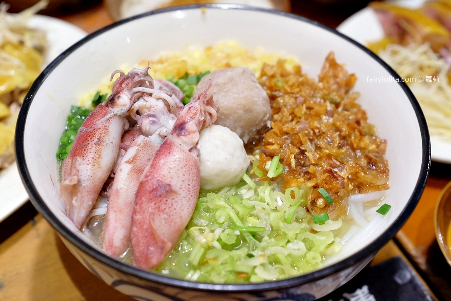 彭富貴雞湯米粉。這鍋湯真的神！50隻土雞熬出奶白奇蹟，現場人潮大失控！ @蹦啾♥謝蘿莉 La vie heureuse