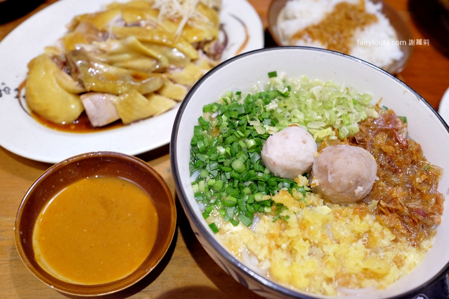 彭富貴雞湯米粉。這鍋湯真的神！50隻土雞熬出奶白奇蹟，現場人潮大失控！ @蹦啾♥謝蘿莉 La vie heureuse