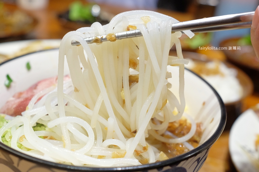 彭富貴雞湯米粉。這鍋湯真的神！50隻土雞熬出奶白奇蹟，現場人潮大失控！ @蹦啾♥謝蘿莉 La vie heureuse